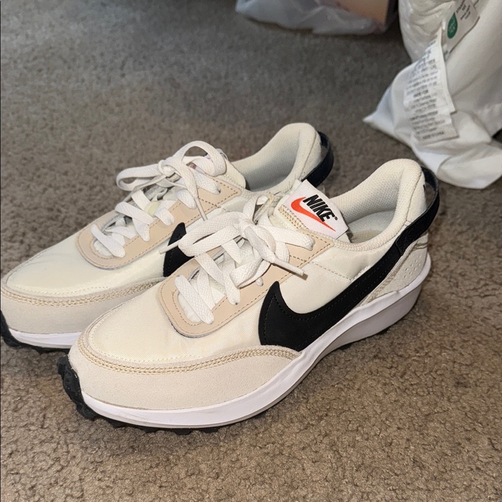 Nike White and Black Sneakers